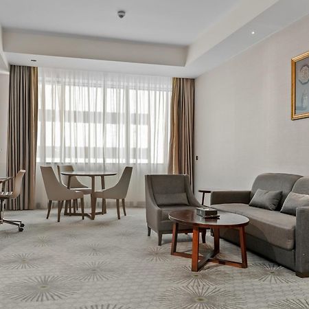 Holiday Suites Al Azizia 메카 외부 사진 A room at the hotel