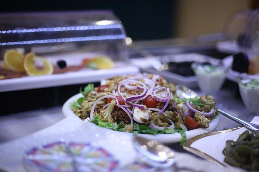 Holiday Suites Al Azizia 메카 외부 사진 A plate of tabouleh salad