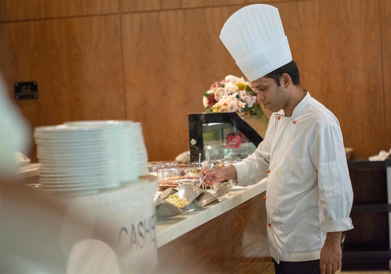 Holiday Suites Al Azizia 메카 외부 사진 A chef preparing food at a buffet