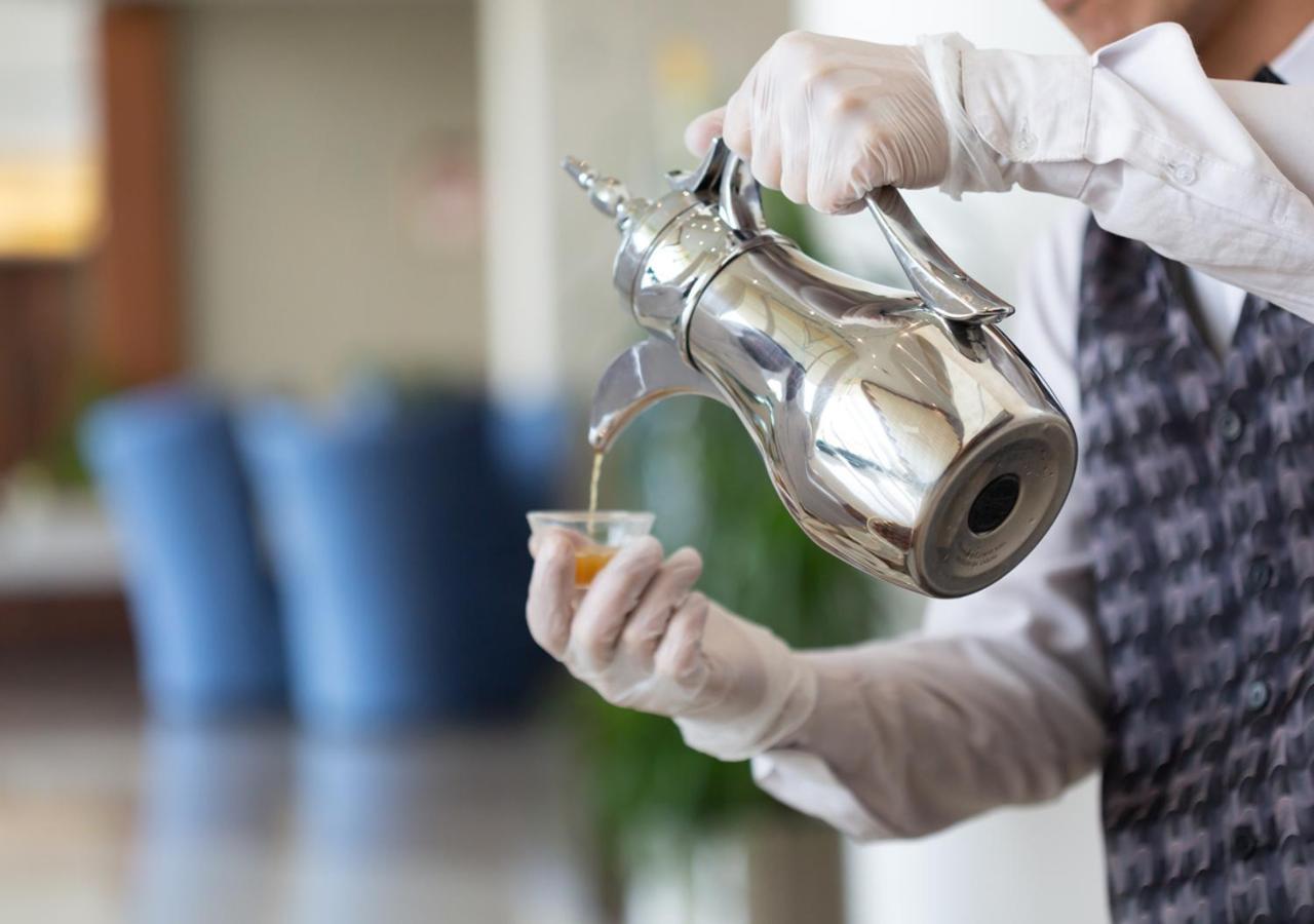 Holiday Suites Al Azizia 메카 외부 사진 Coffee being served in a traditional way.