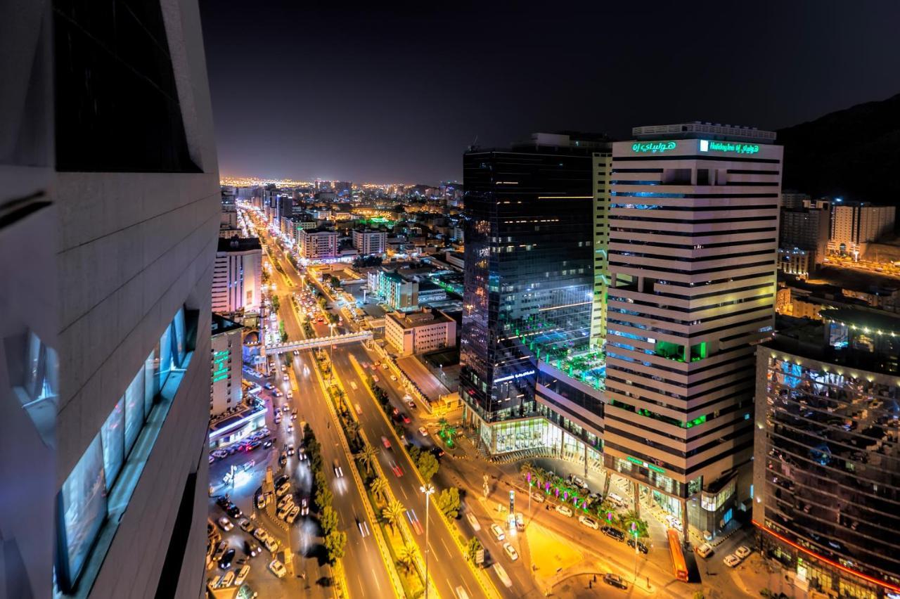 Holiday Suites Al Azizia 메카 외부 사진 The city of Karachi at night.