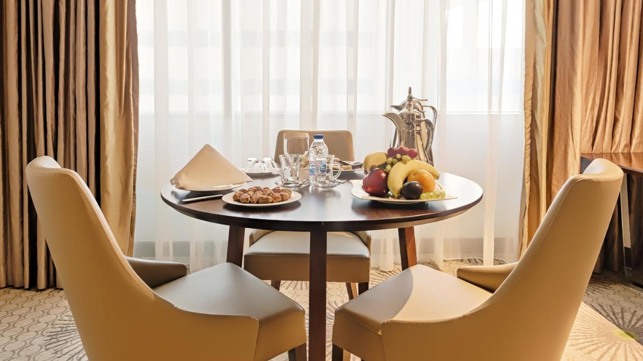 Holiday Suites Al Azizia 메카 외부 사진 Breakfast at the hotel