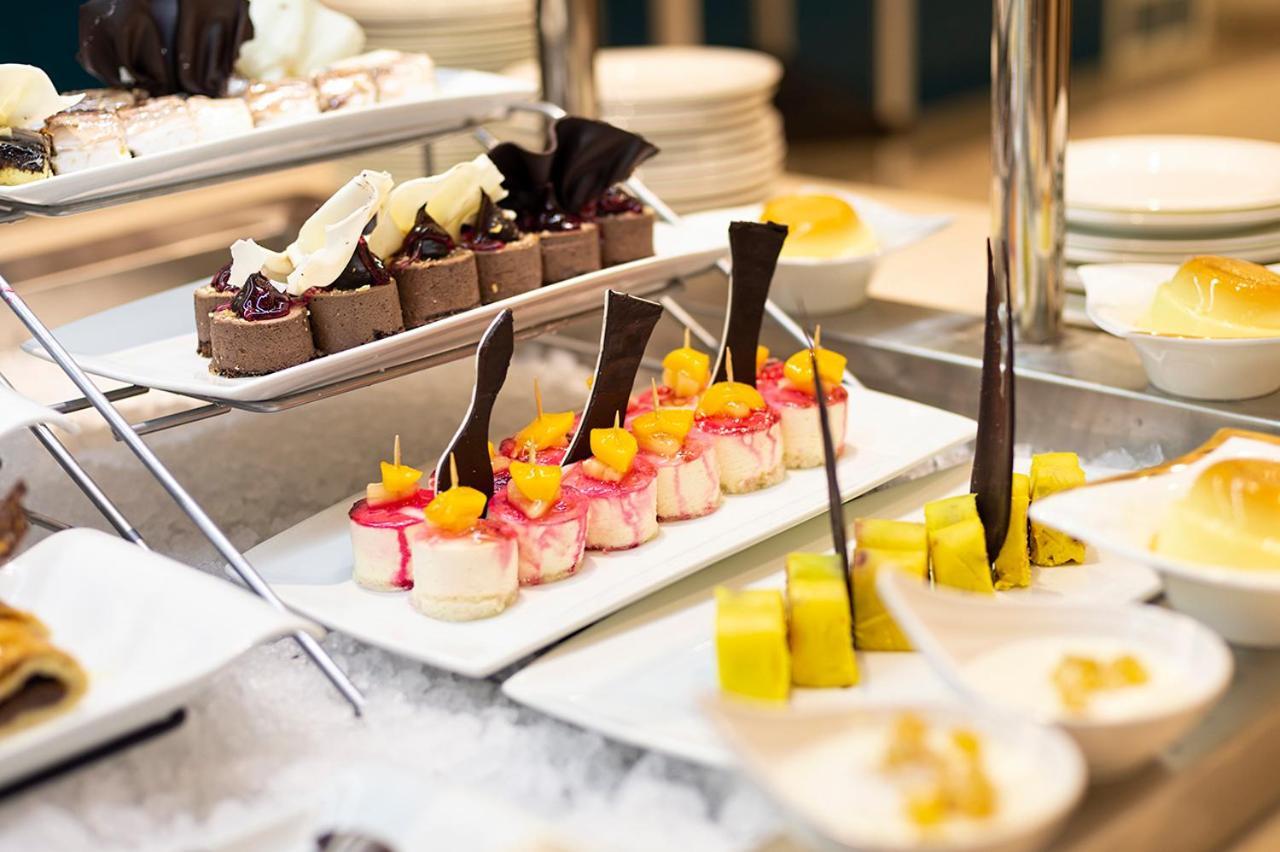 Holiday Suites Al Azizia 메카 외부 사진 A buffet at a luxury hotel