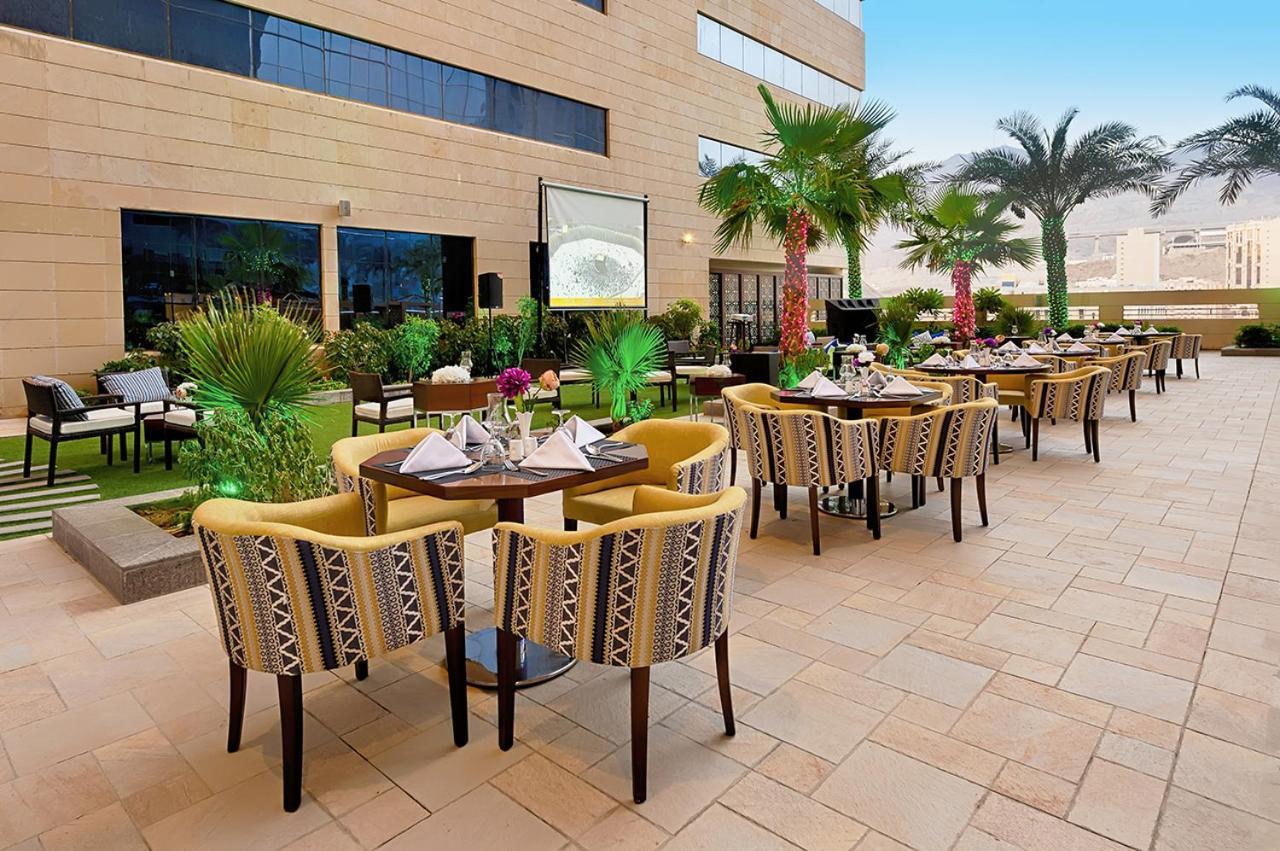 Holiday Suites Al Azizia 메카 외부 사진 The hotel's rooftop garden