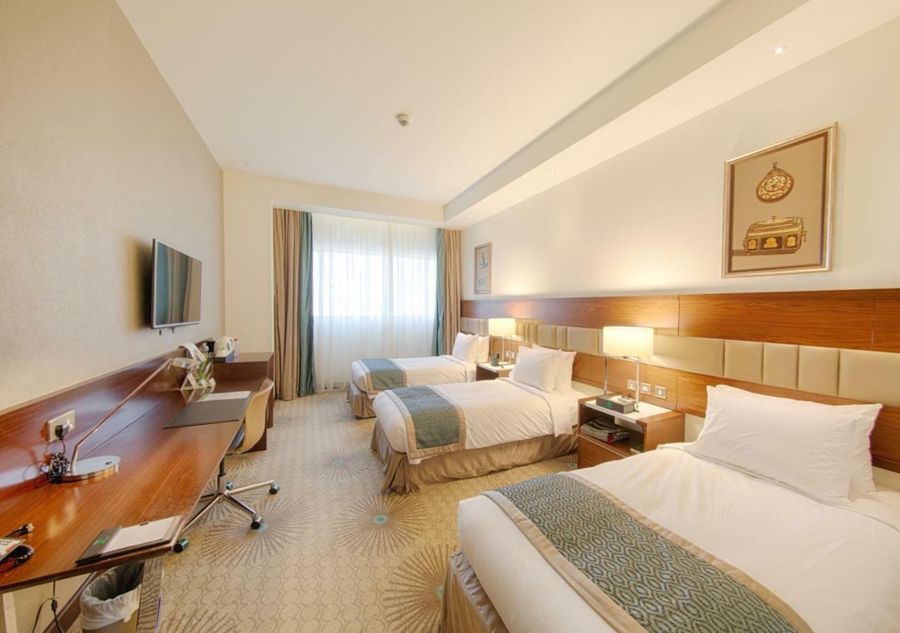 Holiday Suites Al Azizia 메카 외부 사진 A room at the hotel