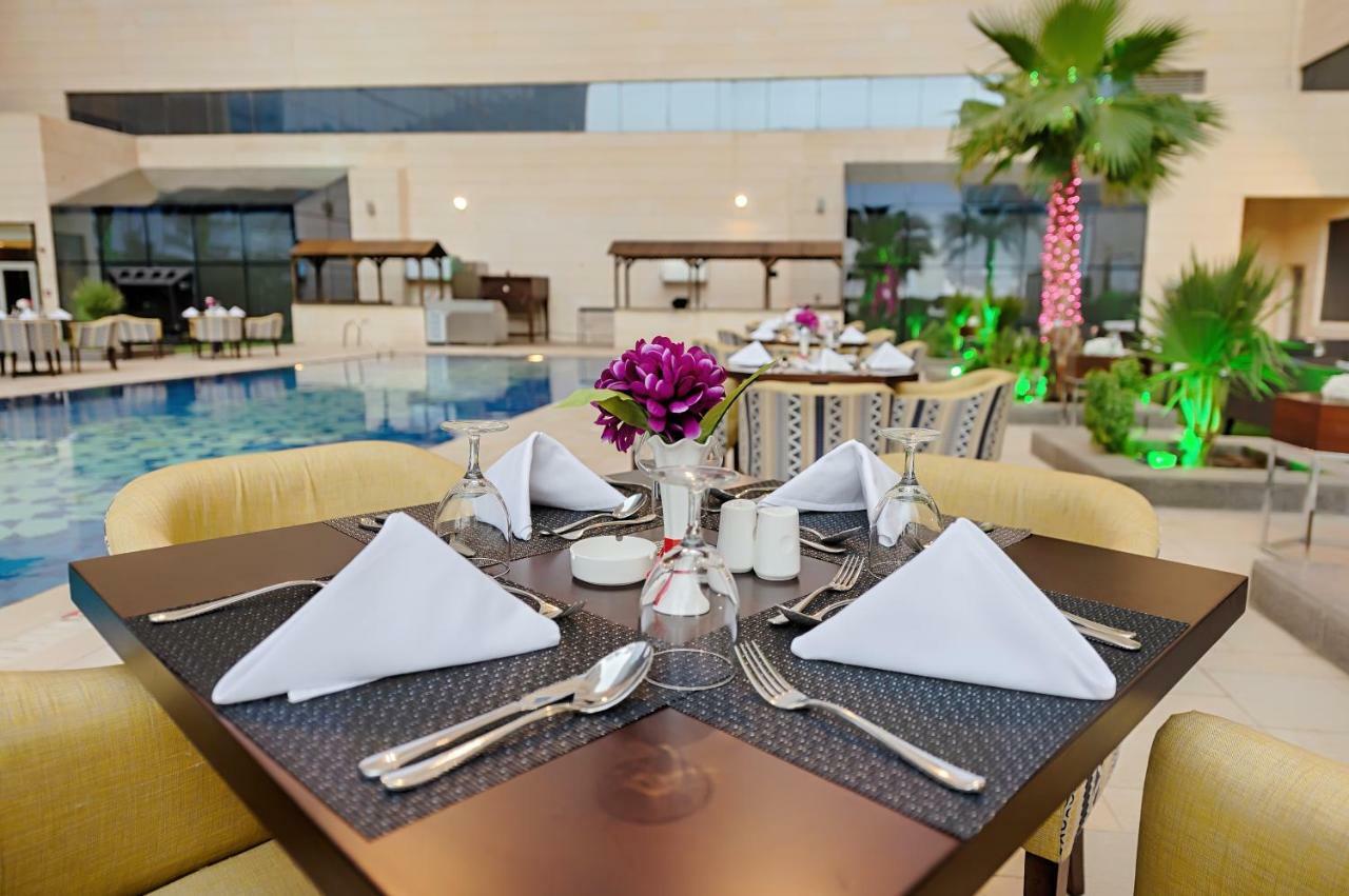 Holiday Suites Al Azizia 메카 외부 사진 The hotel's restaurant
